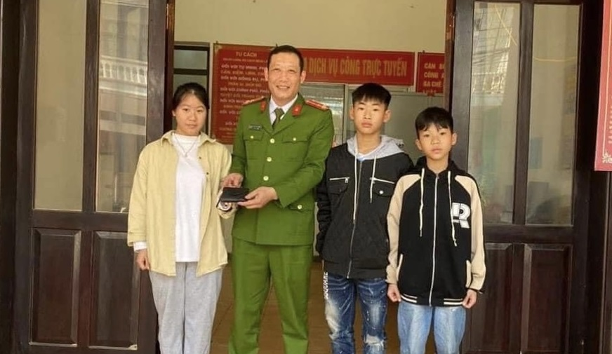 Hai học sinh trả lại chiếc ví cho người đánh mất